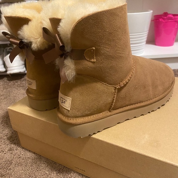 Size 9 Ugg boots. - Picture 3 of 6
